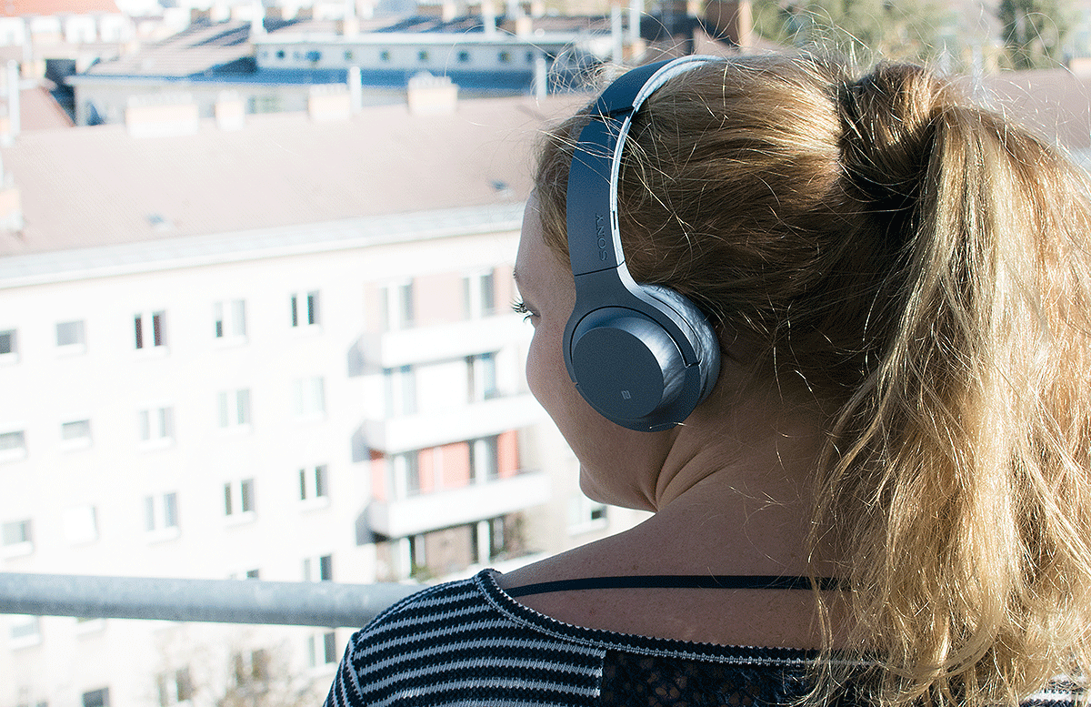  Sony h.ear on 2 - Mini Wireless Kopfhörer WH-H800 kopfhörer getragen