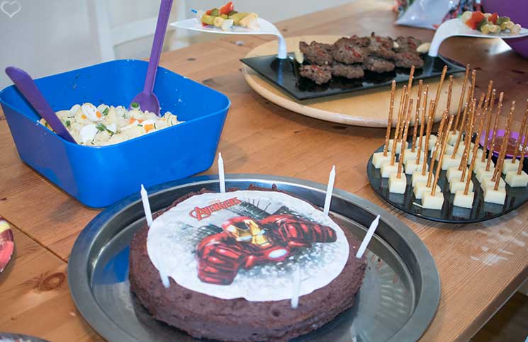 superheroes-Kindergeburtstag-mit-der-Pixolino-Box--essen-bei-der-part