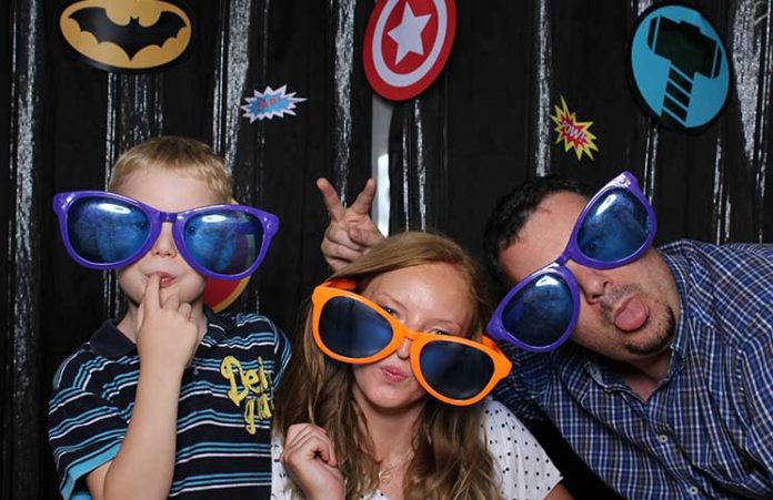 Superheroes Kindergeburtstag superheroes-Kindergeburtstag-mit-der-Pixolino-Box-große-brillen