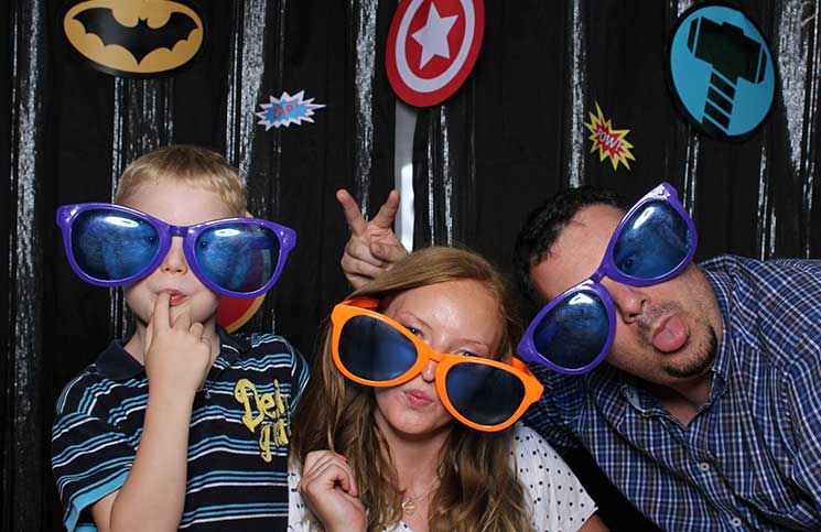 superheroes-Kindergeburtstag-mit-der-Pixolino-Box-große-brillen