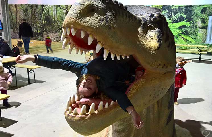 vicky-im-Mund-des-dinosauriers-world-of-dinosaurs