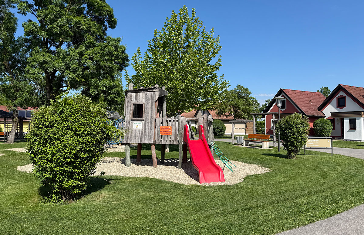 vila-vita-pannonia-spielplatz-beim-bungalow