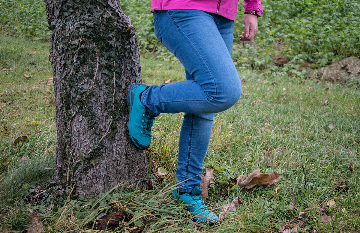 wandern-am-grünberg-in-gmunden-wanderschuhe-baum