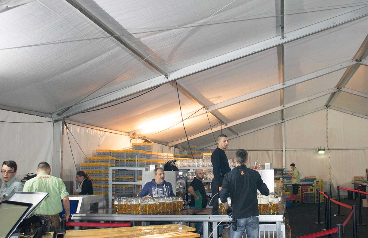 zu-besuch-bei-der-wiener-wiesn-2016-frisch-gezapftes-bier-hinter-den-kulissen