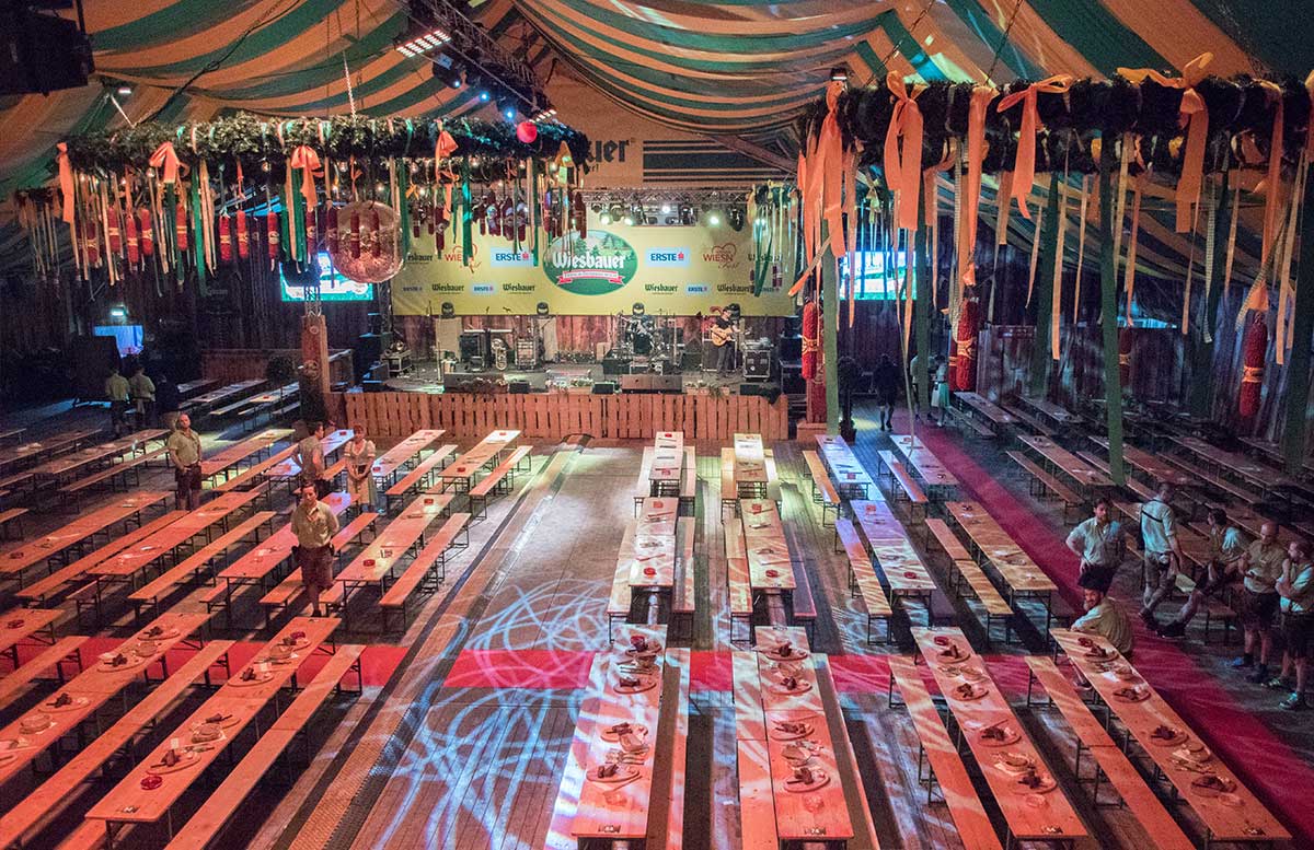 zu-besuch-bei-der-wiener-wiesn-2016-wiesbauer-zelt-vor-dem-ansturm