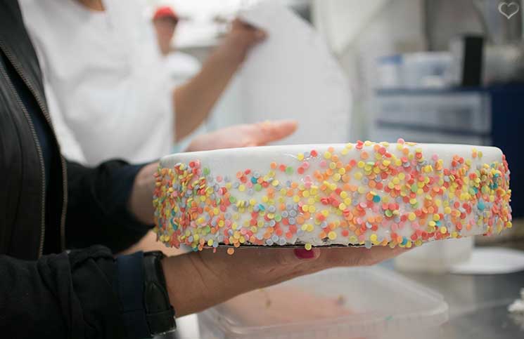 zuckerbäcker-workshop-bei-Groissböck-zuckerstreusel-auf-torte